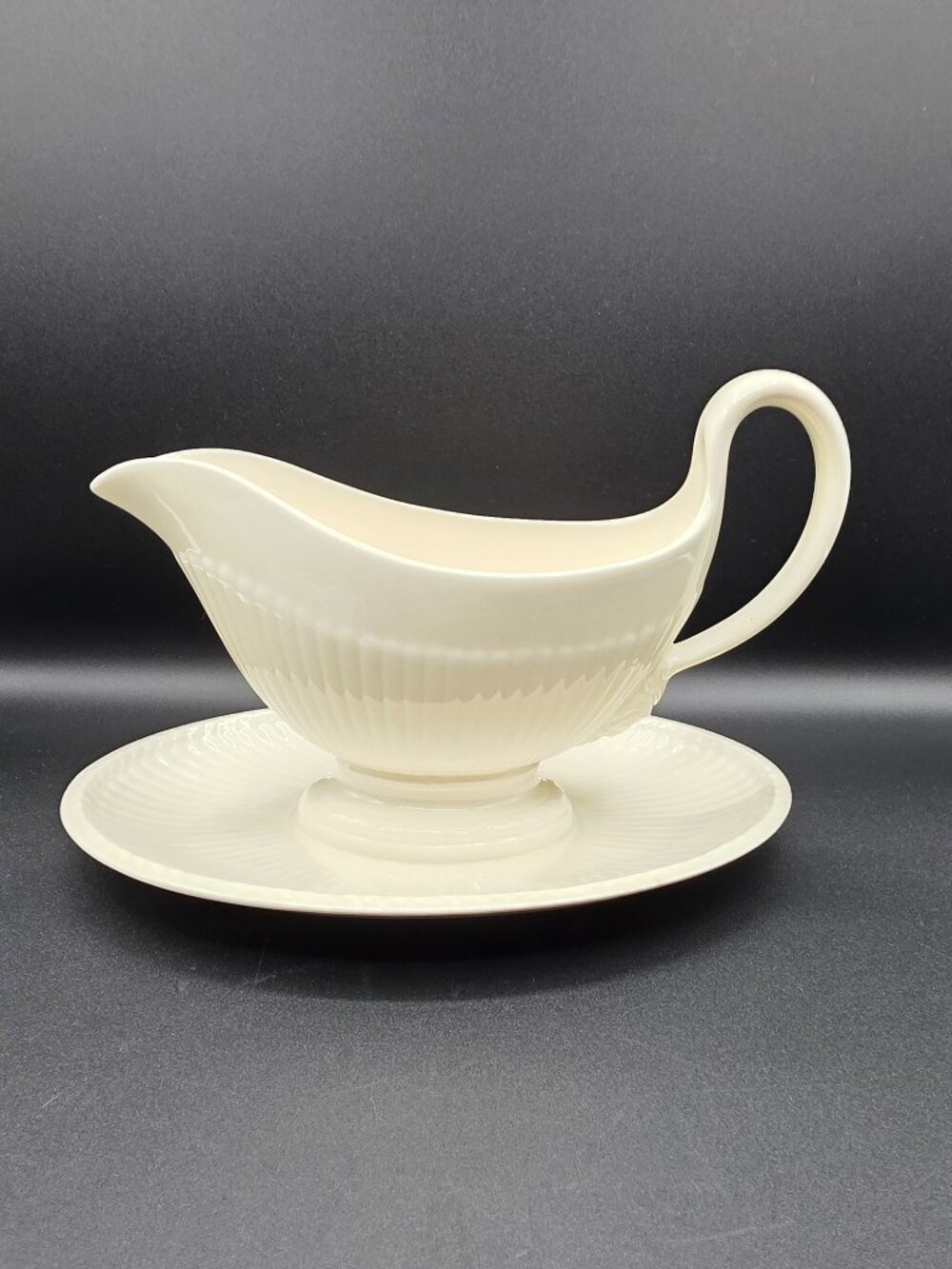 VYG Wedgwood Edme Etruria & Barlaston Gravy Boat Sauce Bowl Attached Underplate